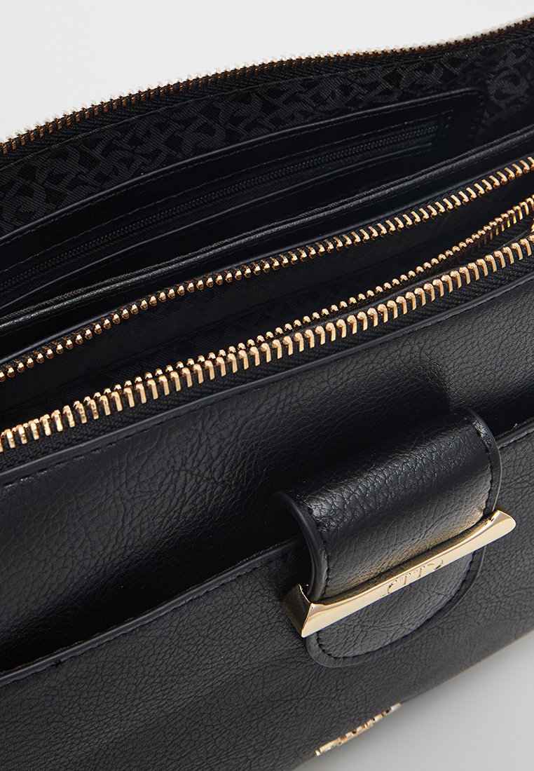 Zwarte lederen tas met gouden hardware, met meerdere met rits afgesloten compartimenten en een gestructureerde interieurvoering. Gladde buitenafwerking.