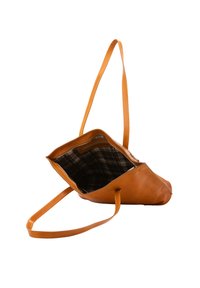 Borsa a mano in pelle marrone con una sola tracolla, apertura superiore e interno foderato a quadri. Presenta una texture liscia e una base inclinata.