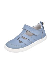 Zapato de cuero azul con suela blanca, que presenta tres correas ajustables. Punta redonda, paneles laterales de malla y parte superior texturizada. Diseño casual.