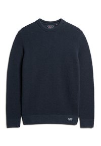 Dunkelblauer Strickpullover mit strukturiertem Muster, Rundhalsausschnitt, gerippten Bündchen und Saum, mit einem kleinen Logopatch auf der unteren rechten Seite.