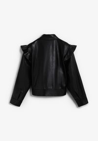 Chaqueta de cuero negra con acentos de hombros fruncidos, diseño recortado y puños abotonados. Textura suave y corte entallado en la cintura.