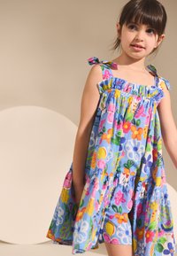 Next REGULAR FIT - BOW STRAPPY SUMMER - Vardagsklänning - blue tropical