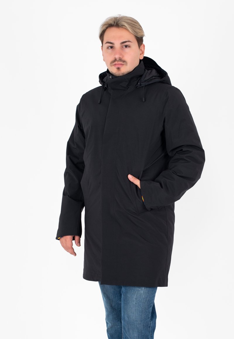 Giacca nera impermeabile con cappuccio, zip frontale e tasche laterali. Presenta una textura liscia e un design a taglio dritto.