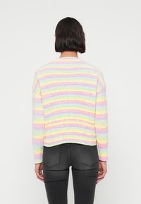 Πολύχρωμο ριγέ πουλόβερ με απαλή υφή, σε παστέλ αποχρώσεις ροζ, κίτρινου και μπλε, με κοντό σχέδιο και μακριά μανίκια.