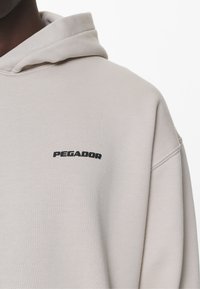 Pegador LOGO OVERSIZED  - Mikina s kapucňou - washed dust cream