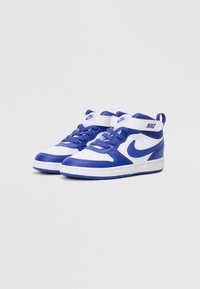 Sapatilhas Nike de cano alto com um design em couro branco e azul royal, detalhes texturizados e uma tira de Velcro com um logótipo lateral.