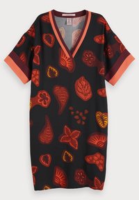 Vestito nero con scollatura a V, maniche corte e motivi di foglie rosso-arancioni. Presenta polsini in contrasto corallo e bordeaux. Tessuto dalla trama liscia.