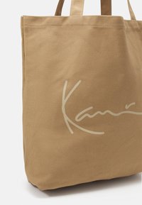 Karl Kani SIGNATURE SHOPPER UNISEX - Shopping bag - sand