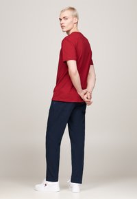 Tommy Jeans SIGNATURE TWIST TEE UNISEX - Tričko s potlačou - regatta red