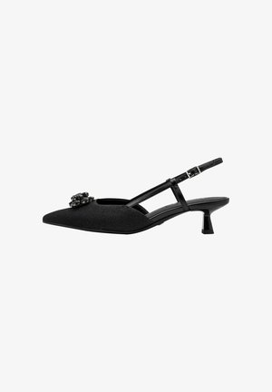 Zwart stoffen slingback schoen met een spits toelopende neus, decoratieve cluster detail, en een lage blokhak, met een gestructureerde afwerking en verstelbare riem.