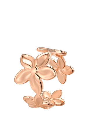 Roségoldener Ring mit drei verbundenen vierblättrigen Blumen mit glatten, abgerundeten Blütenblättern und polierter Oberfläche auf weißem Hintergrund.