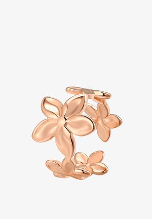Roségoldener Ring mit drei verbundenen vierblättrigen Blumen mit glatten, abgerundeten Blütenblättern und polierter Oberfläche auf weißem Hintergrund.