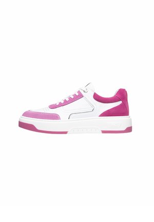Sneaker bianchi con accenti in suede rosa, dotate di una suola testurizzata, area del dito perforata e lacci piatti. Il pannello laterale presenta una cucitura distintiva.