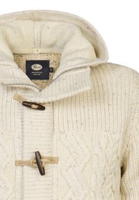 Weißer gestrickter Pullover mit hohem Kragen, der ein dekoratives Zopfmuster aufweist und mit einem Holzverschluss geschlossen wird. Etikett innen sichtbar.