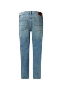 Jeans de denim azul claro con pierna recta, que cuentan con un parche de cuero en la cintura, dos bolsillos traseros y un sutil desgaste en toda la prenda.