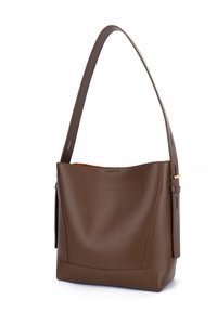 Borsa a spalla in pelle marrone con tracolla regolabile e nome del brand impresso in modo discreto sul pannello anteriore.