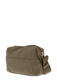 Sac d'épaule en tissu marron avec une finition texturée, fermeture éclair et sangle réglable. Dispose d'une poche avant pour un rangement supplémentaire.