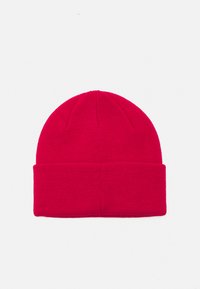 Gorra de punto roja con doblez, que presenta una textura suave y un diseño sin costuras en la parte superior. Mide aproximadamente 25 cm de altura.