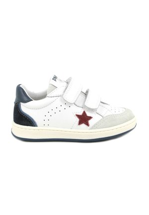 Sneaker bianca da bambino con tallone blu navy, punta grigia, dettaglio stella rossa e due cinturini in Velcro su sfondo bianco.