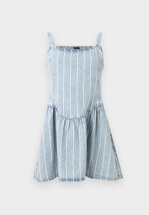 Φόρεμα χωρίς μανίκια με κάθετες ρίγες σε μπλε και άσπρο, τετράγωνο ντεκολτέ και φούστα με καμπάνα και σούρα στη μέση, σε ανοιχτό φόντο.