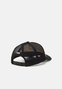 Svart nätbasebollkeps med en solid svart skärm och justerbart band bak. Har en strukturerad design och en slät yta.