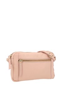 Lichtroze leren schoudertas met gouden ritsen, één voorkantvak en verstelbare schouderriem. Gladde textuur, compact rechthoekig formaat.