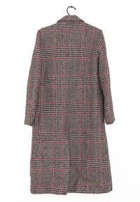 Abrigo de cuadros con un diseño largo, fabricado en tejido texturizado en gris, negro y rojo, con mangas largas y una abertura en la parte trasera.