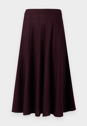 Jupe évasée violet foncé avec une taille côtelée, fabriquée en tissu doux. Présente des coutures verticales pour une structure et un mouvement supplémentaires.