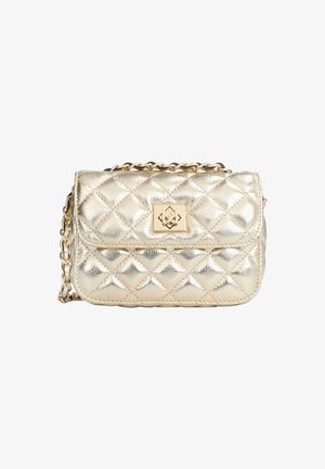 Sac porté croisé matelassé en or avec une bandoulière en chaîne et une boucle carrée décorative sur le rabat avant.
