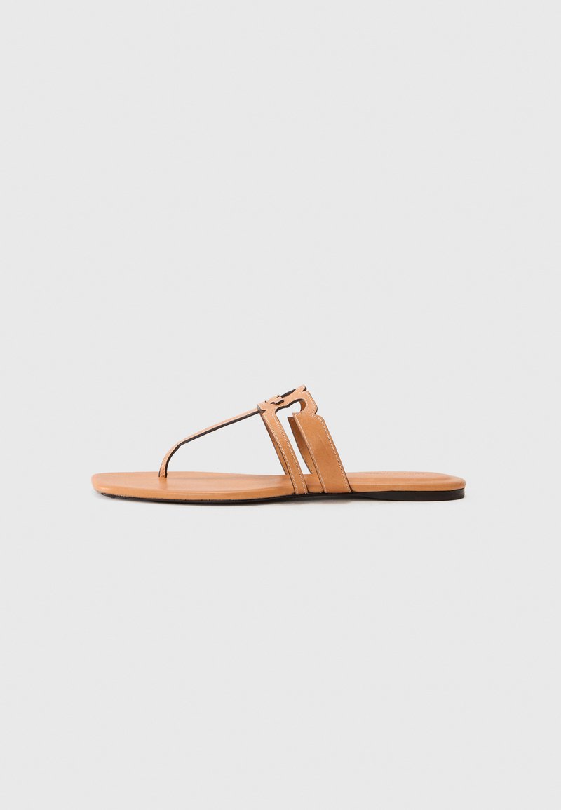 Sandalo infradito in pelle tan con un design semplice, caratterizzato da un dettaglio a taglio sulla tomaia e una suola piatta. Texture liscia nel complesso.