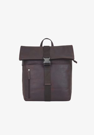 Dunkelbrauner Leder-Rucksack mit umklappbarem Deckel, schwarzem Schnallenriemen, vorderer Reißverschlusstasche und Tragegriff auf weißem Hintergrund.