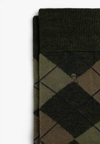 Kniehoge sokken in een groen en bruin ruitpatroon, met ribbels aan de boord en een klein doodskopembleem nabij de rand van het ontwerp.