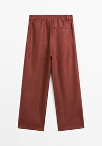 Pantalon marron droit avec taille élastique et une poche arrière passepoilée unique, vu de dos sur fond blanc.