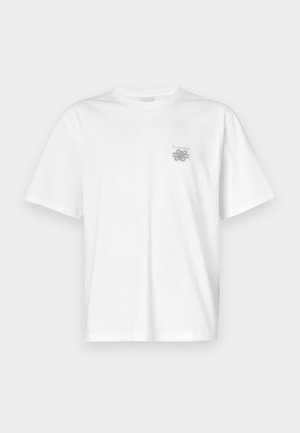 Weißes T-Shirt aus Baumwolle mit kurzen Ärmeln, Rundhalsausschnitt und kleinem grauen Logo auf der linken Brustseite. Glatte Textur.