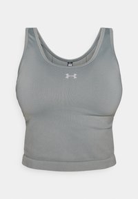 Γκρι αθλητικό σουτιέν με ριγωτή υφή, στρογγυλή λαιμόκοψη και φαρδιές τιράντες ώμων. Διαθέτει μικρό λογότυπο σε αντίθετο χρώμα στο μπροστινό μέρος.