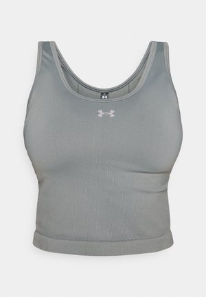 Sivá športová podprsenka s rebrovanou textúrou, výstrihom do U a širokými ramennými pásikmi. Na prednej strane je malý kontrastný logotyp.