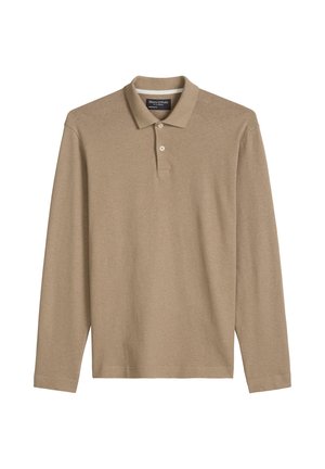 Beżowa koszulka polo z długo rękawem z kołnierzykiem i dwoma guzikami, o gładkim wzorze, pokazana na płasko na białym tle.