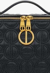 Zwarte leren handtas met een gestructureerd cirkelvormig patroon, gouden dubbele ritsen en een ronde handgreep.