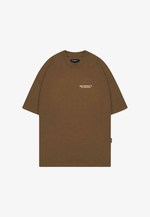 Bruine katoenen T-shirt met korte mouwen, ronde hals en witte tekstafbeelding "RETERNITY CREATIEVE AFDELING" op de linkerkant van de borst.