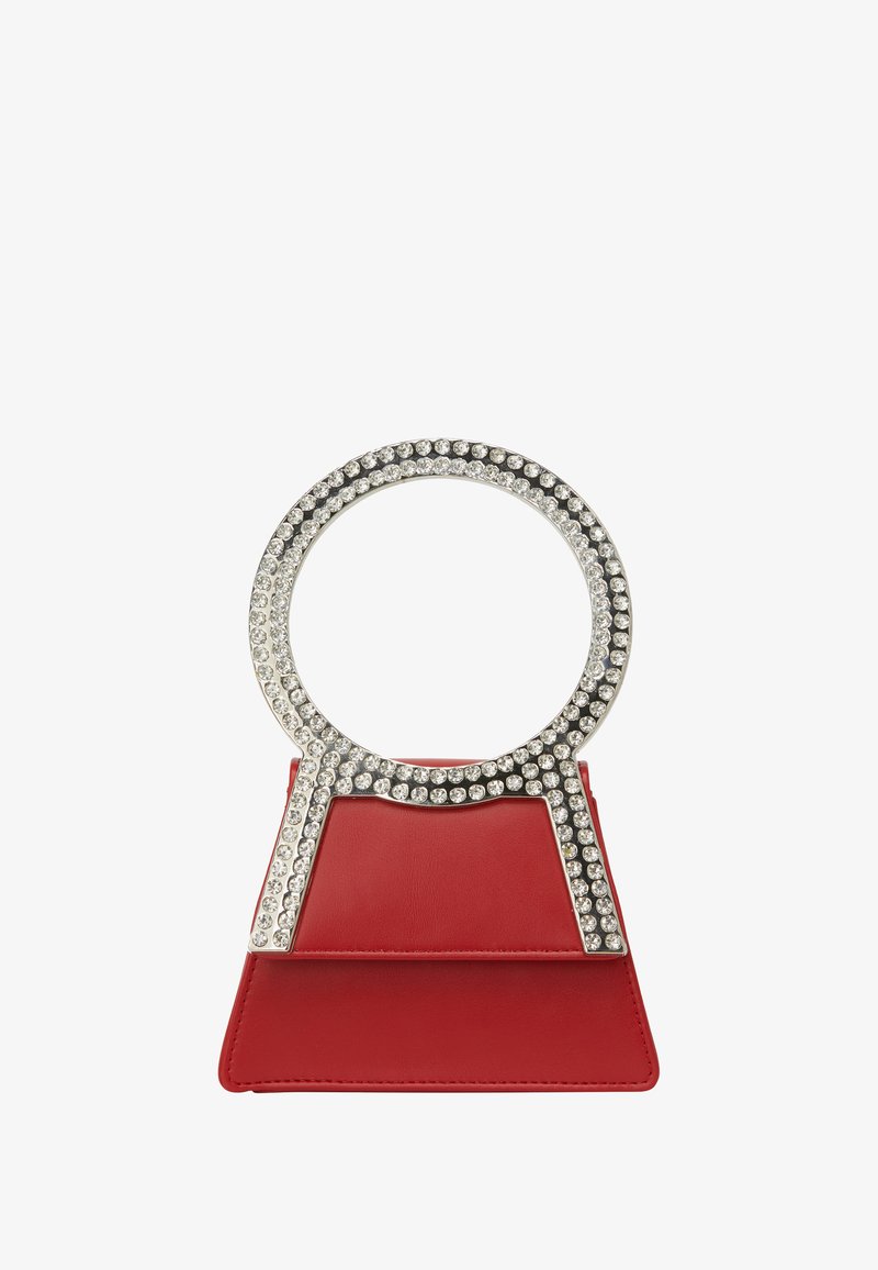 Röd läderhandväska med en triangelbas och cirkulär handtag prydd med rhinestones. Slät yta med en strukturerad form och utan synlig stängning.