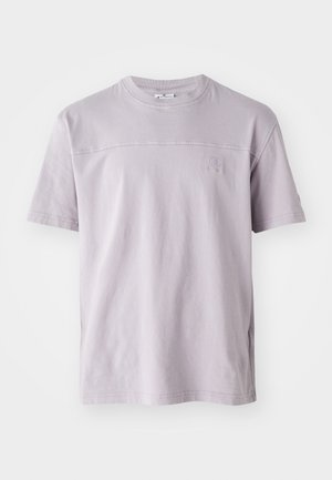 Kortærmet lavendel bomulds T-shirt med runde halsudskæring og et subtilt logo på brystet. Glat tekstur, afslappet pasform.