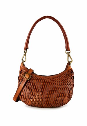 Sac à main en cuir marron avec motif ajouré tissé, bandoulière réglable avec boucle, et poignée incurvée avec fermoirs dorés.