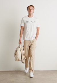 Tommy Hilfiger TEE - T-shirt con stampa - white