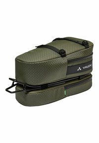 Grüner, gesteppter Reisetasche mit schwarzen Riemen und Reißverschlüssen, die eine stromlinienförmige Form und ein klappbares Design für eine kompakte Aufbewahrung aufweist.