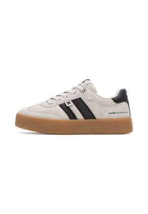 Zapatillas de ante gris claro con rayas negras, puntera redondeada y suela de goma color caramelo. Presenta cordones y detalles de logotipo en el lateral.