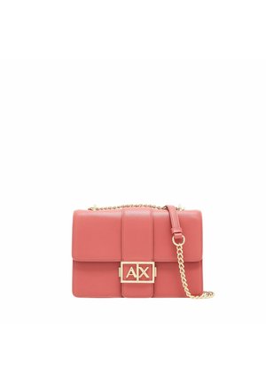 Bolso de hombro de cuero rosa con un cierre de logo dorado, correa de cadena y forma rectangular. Presenta un acabado texturizado y líneas de diseño limpias.