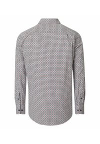 Lange mouw button-up shirt met een klein multicolore geometrisch patroon, gezien van achteren op een witte achtergrond.