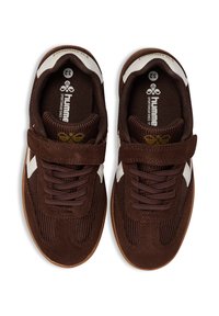 Brązowe trampki z chropowatą, materiałową cholewką i zamszowymi akcentami. Posiadają białe paski, brązowe sznurowadła oraz pasek na rzep do zapinania.