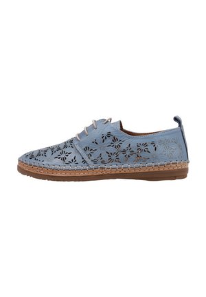 Zapatos de cuero azul claro con patrones florales troquelados, punta redonda, cordones beige y suela de goma marrón; costura a lo largo del borde exterior.