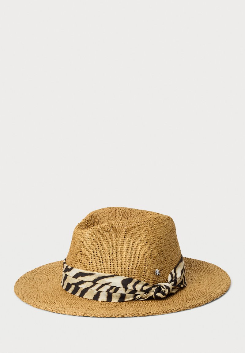 Chapéu de palha trançada com uma aba larga, apresentando uma fita de tecido em padrão zebra nas cores preta e bege. Detalhes incluem um pequeno logótipo prateado.